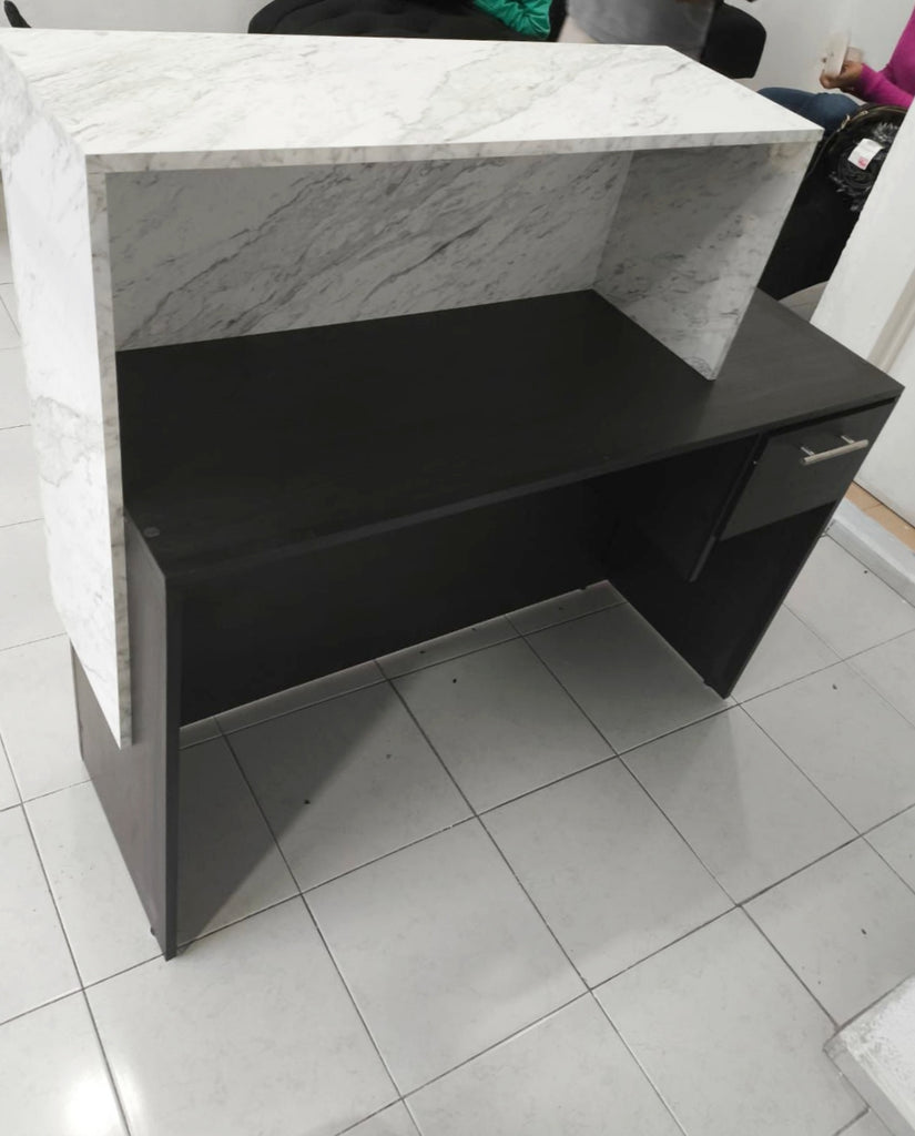 Recepción Negra / Mármol blanco con cajón