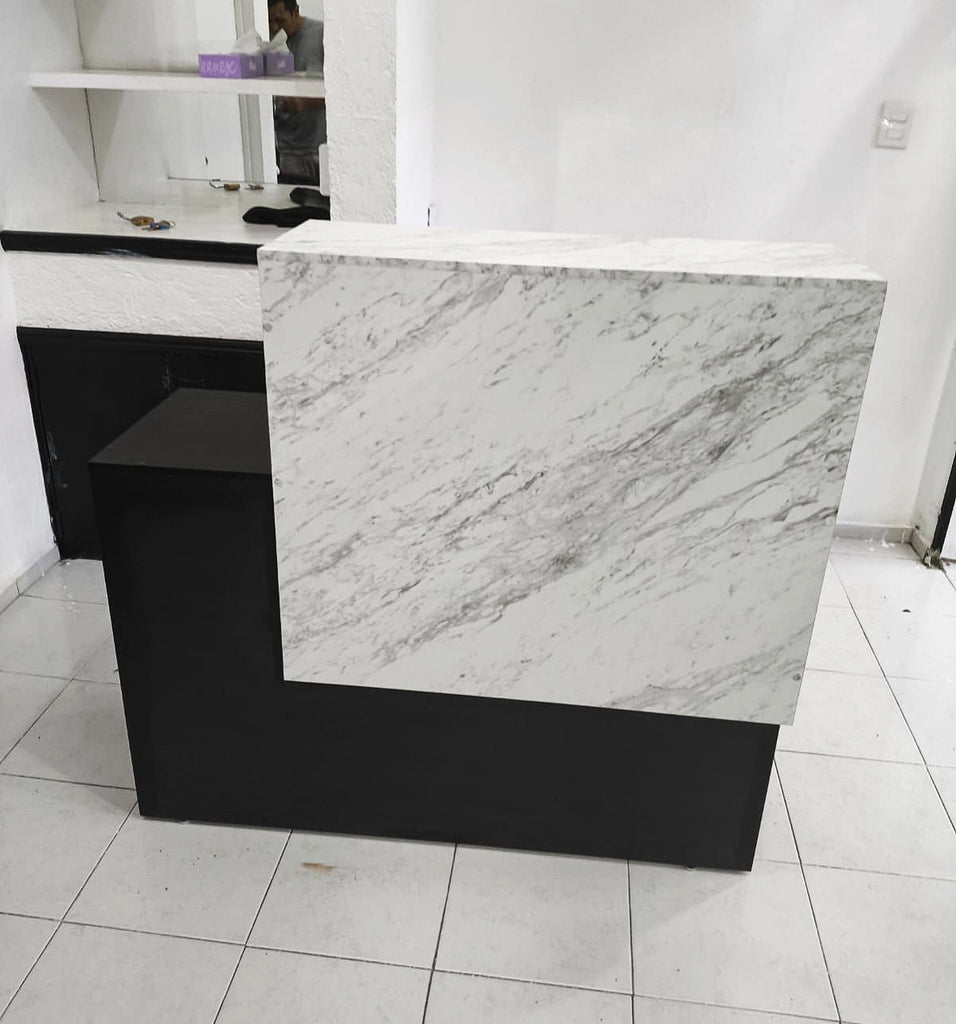 Recepción Negra / Mármol blanco con cajón