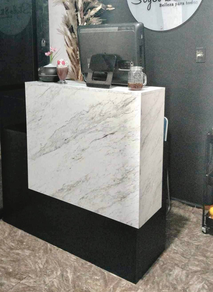 Recepción Negra / Mármol blanco con cajón