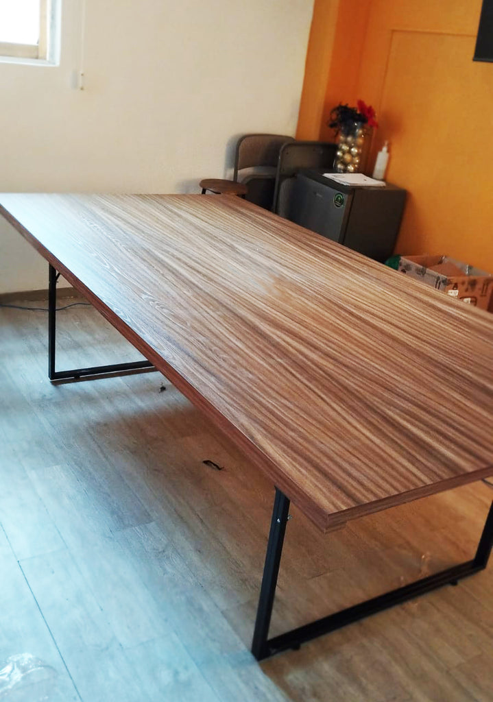 Mesa para sala de juntas 8 personas Base Metálica 2.40x1.10mts