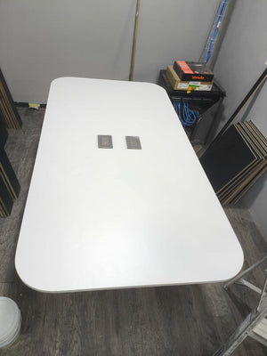 Mesa para sala de juntas 8 personas 2.40x1.10mts con contactos  (2 usb y 3 contactos)