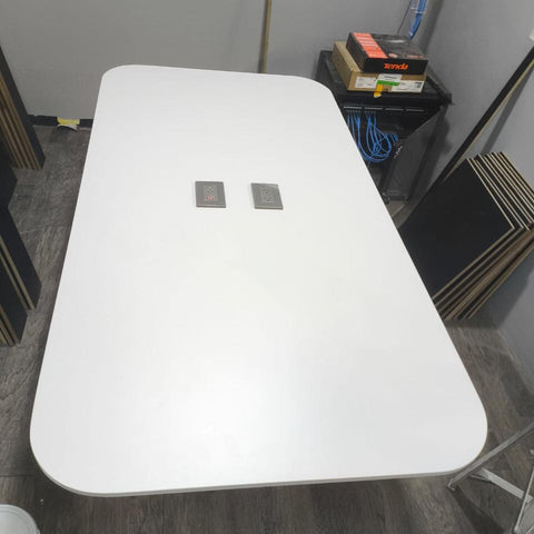 Mesa para sala de juntas 8 personas 2.40x1.10mts con contactos  (2 usb y 3 contactos)