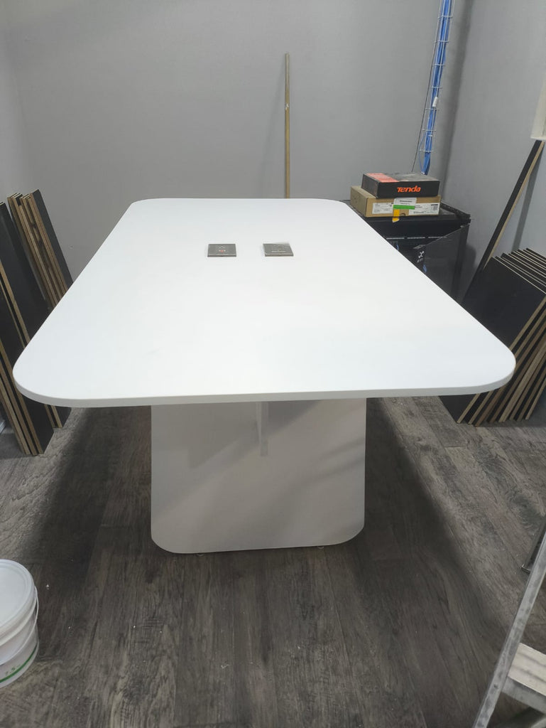 Mesa para sala de juntas 8 personas 2.40x1.10mts con contactos  (2 usb y 3 contactos)