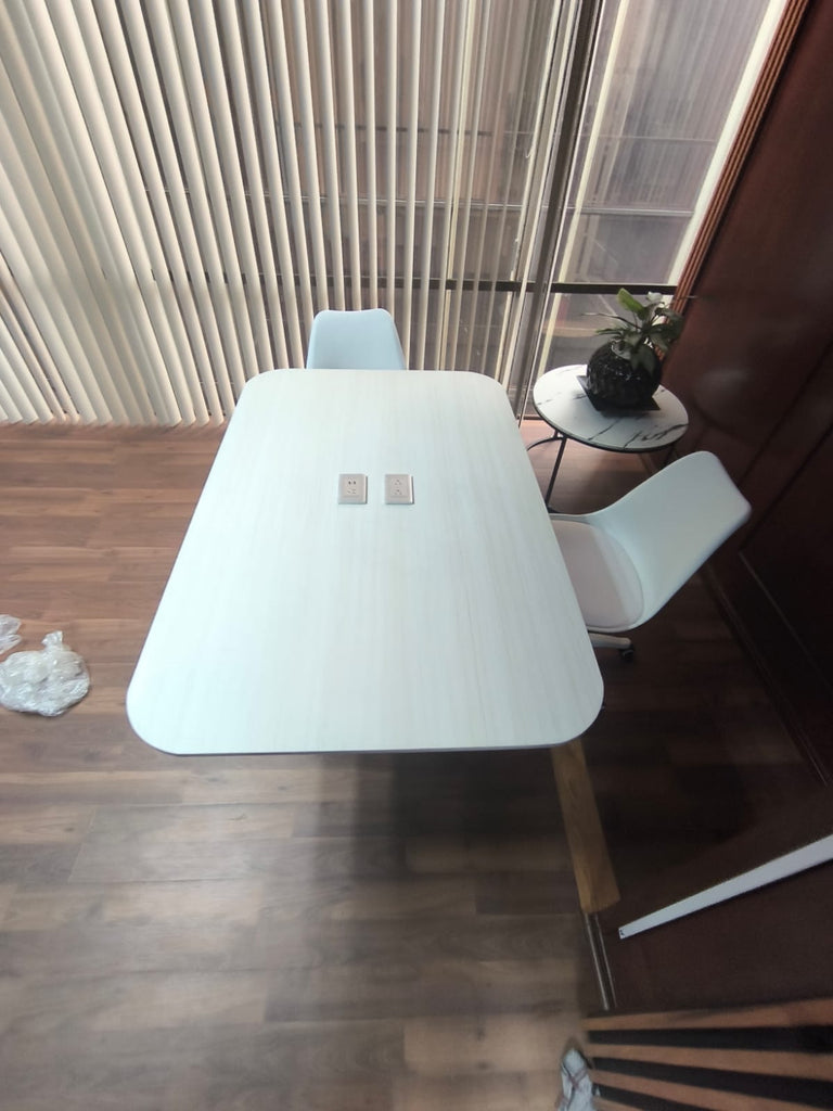 Mesa para sala de juntas 8 personas 2.40x1.10mts con contactos  (2 usb y 3 contactos)