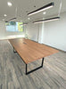 Mesa para sala de juntas 8 personas Base Metálica 2.40x1.10mts con contactos y USB