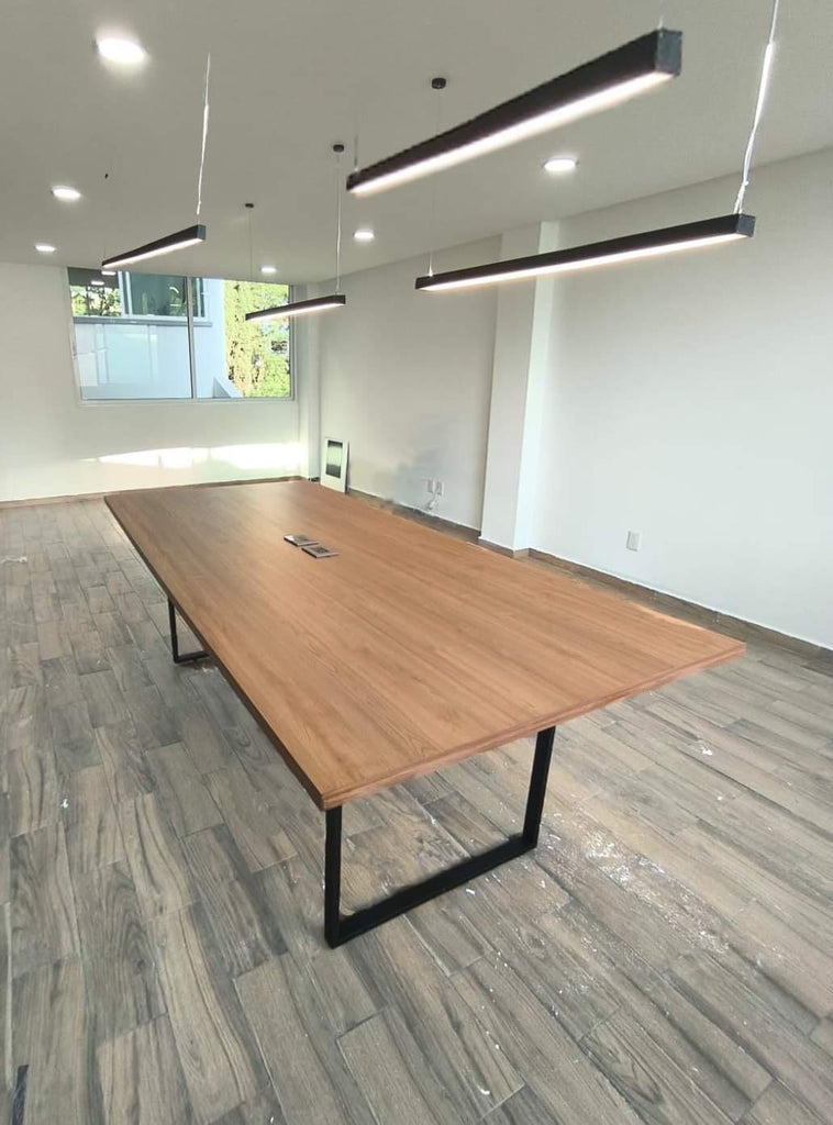 Mesa para sala de juntas 8 personas Base Metálica 2.40x1.10mts con contactos y USB