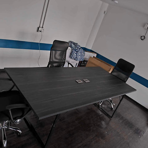 Mesa para sala de juntas 8 personas Base Metálica 2.40x1.10mts con contactos y USB