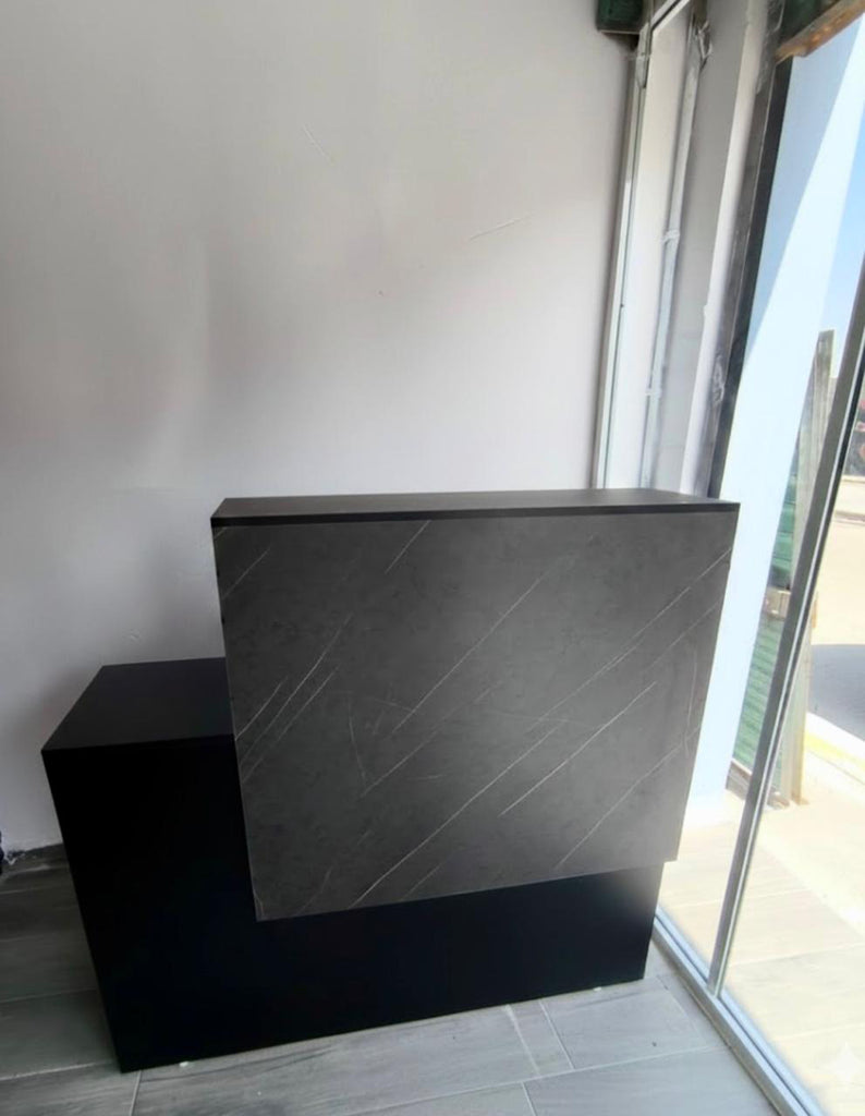 Recepcion Quvika/ Mármol negro